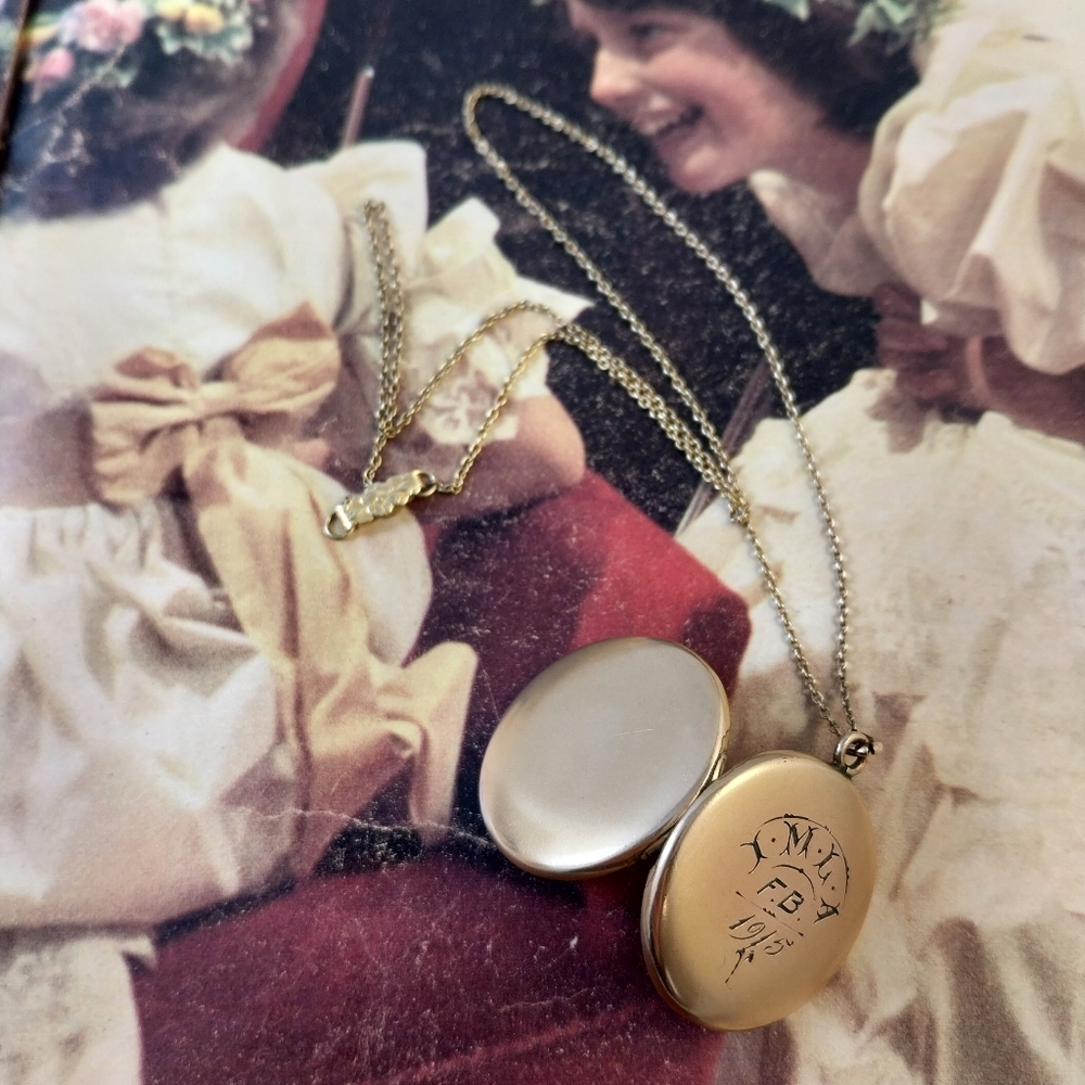Antique Gold Planted Pendant Necklace - Picture 10 of 16